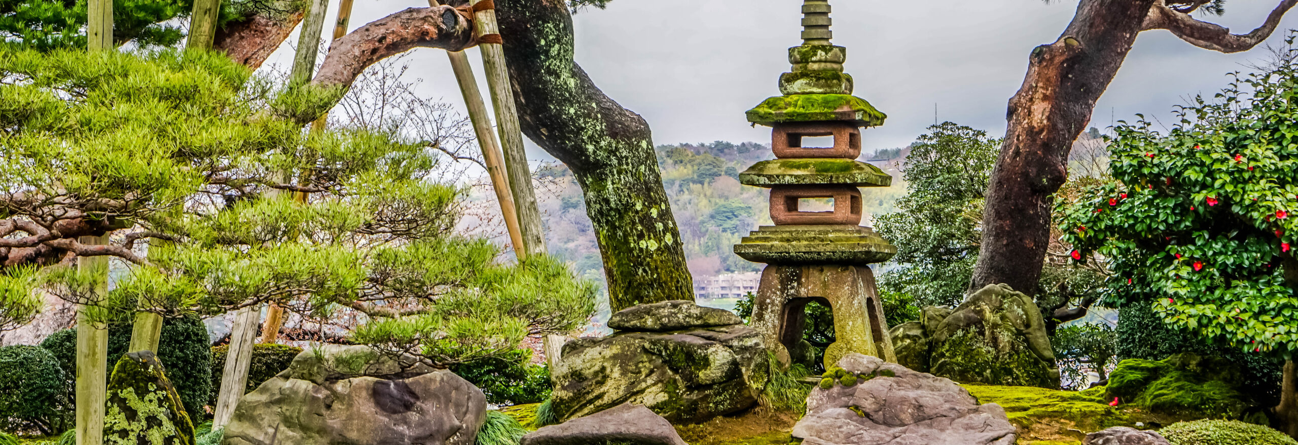 kenrokuen park is a famous garden in japan